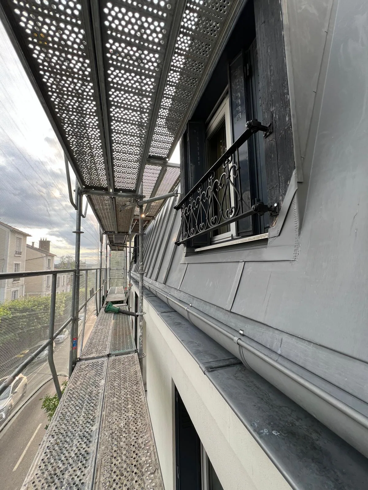 Échafaudage de façade monté sur voirie, Montrouge